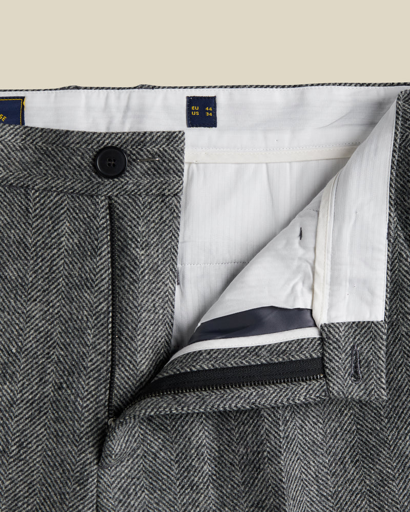 Portuguese Flannel - Wool Herringbone Single Pleat Trousers in Grey