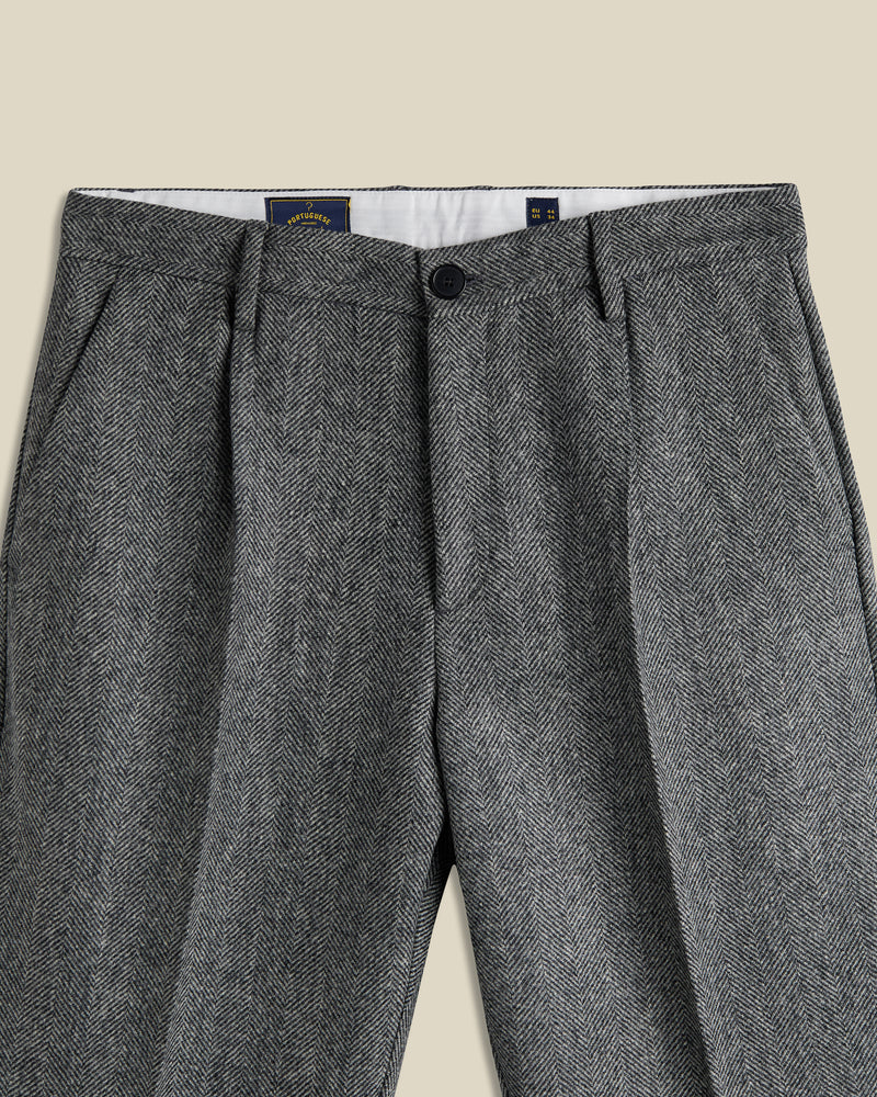 Portuguese Flannel - Wool Herringbone Single Pleat Trousers in Grey