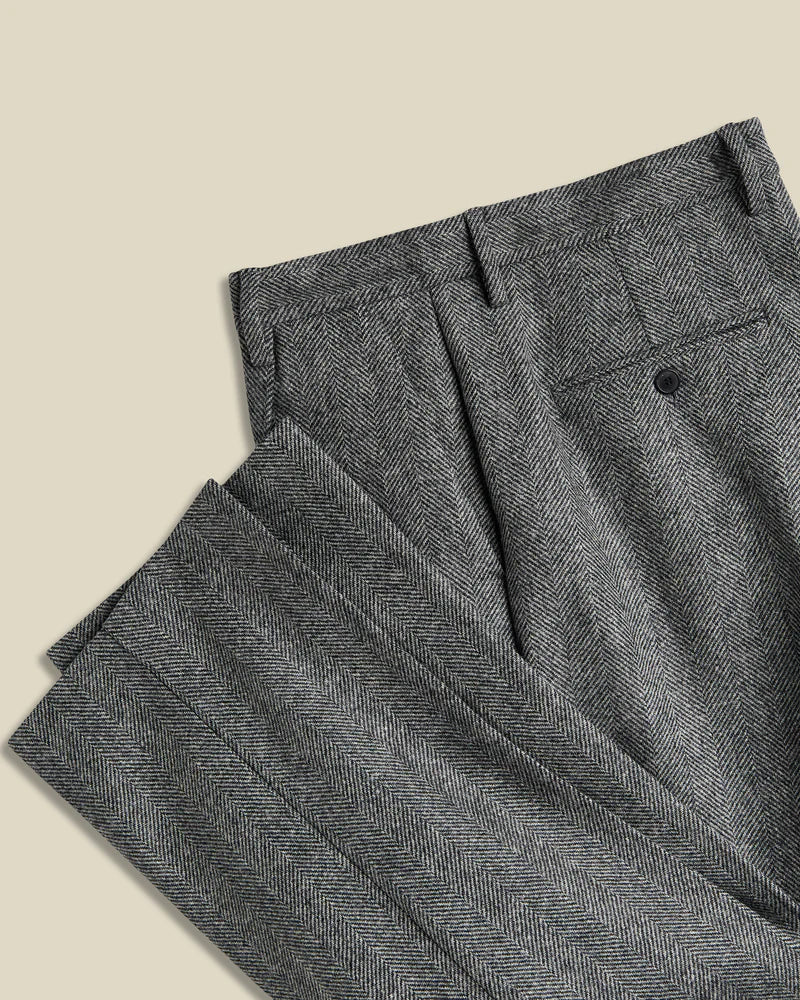 Portuguese Flannel - Wool Herringbone Single Pleat Trousers in Grey