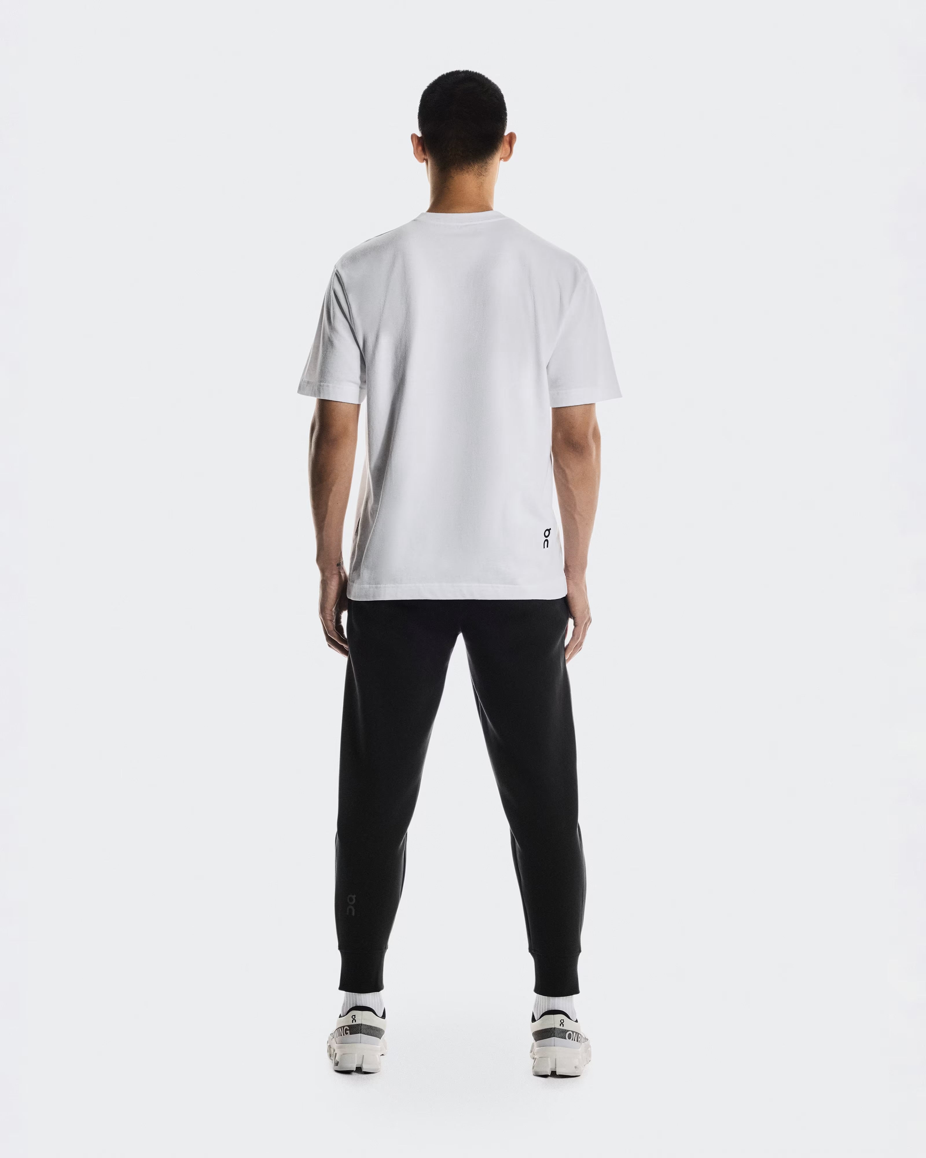 ON Running - Focus Tech Sweatpants in Black
