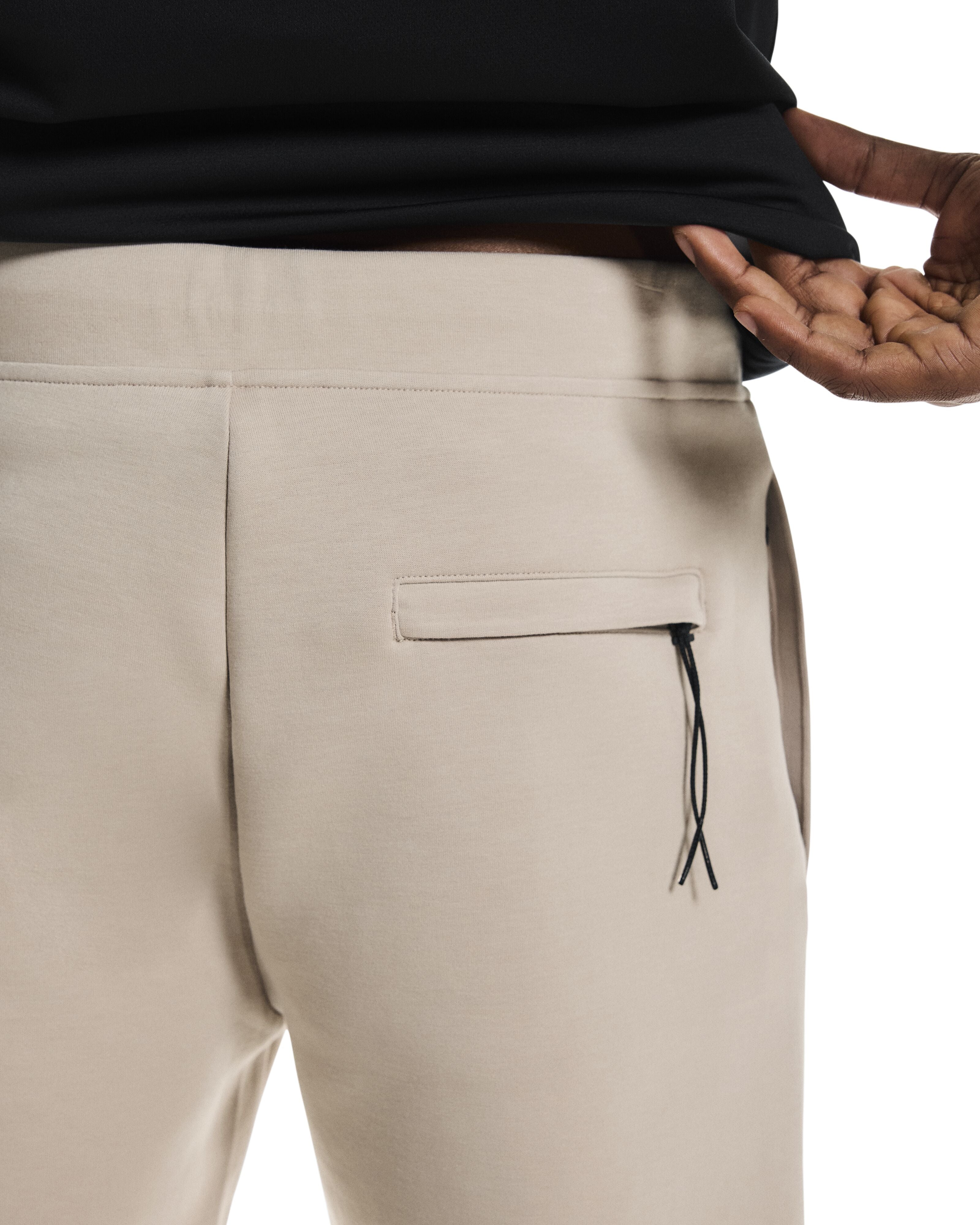 ON Running - Focus Tech Sweatpants in Desert