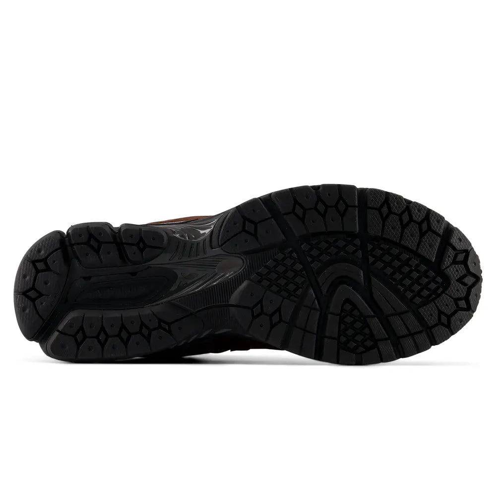 New Balance - 2002 in Pumpernickel and Black